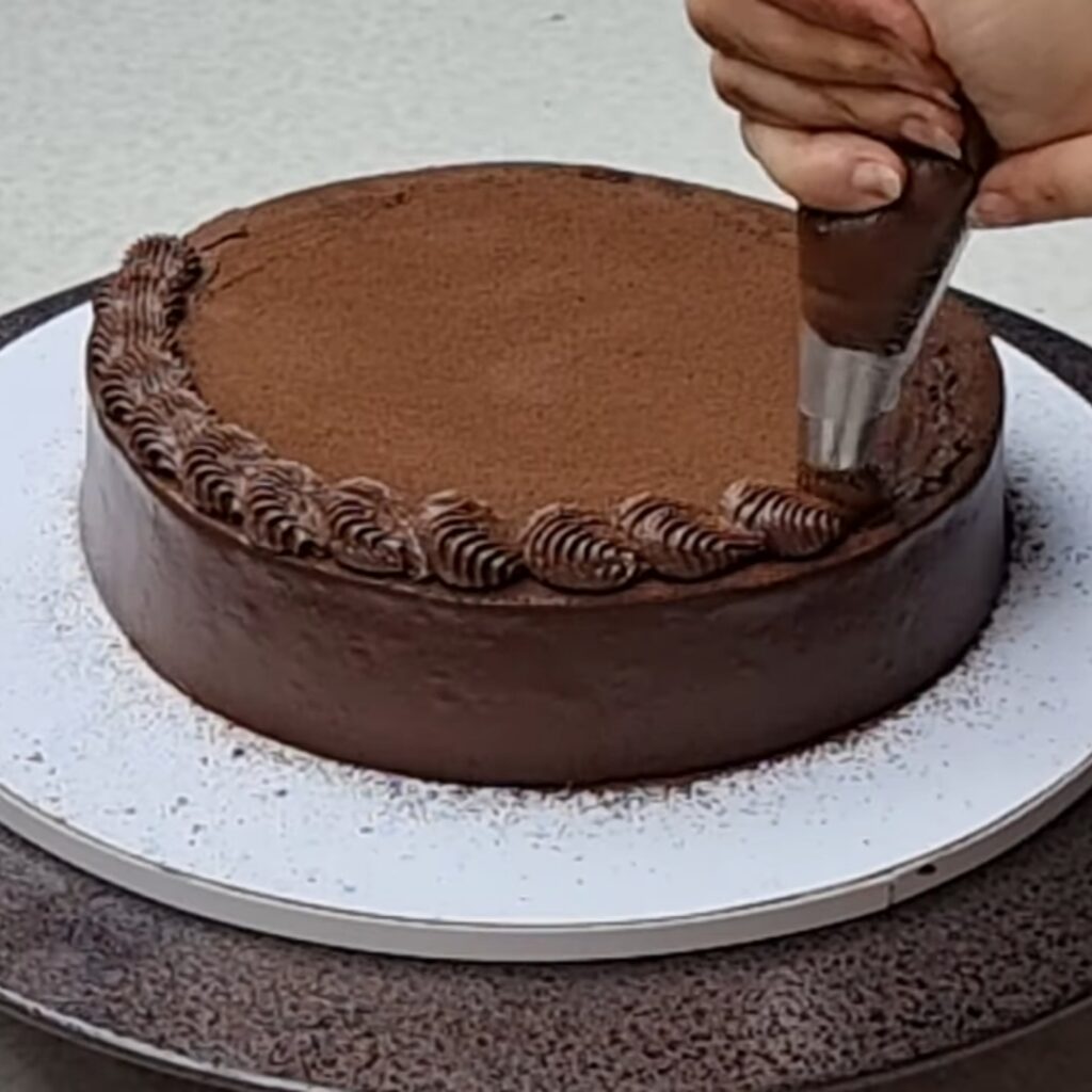 تزیین کیک شکلاتی خیس